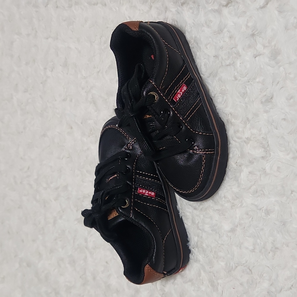 Like new kid boy Levi's lace shoe